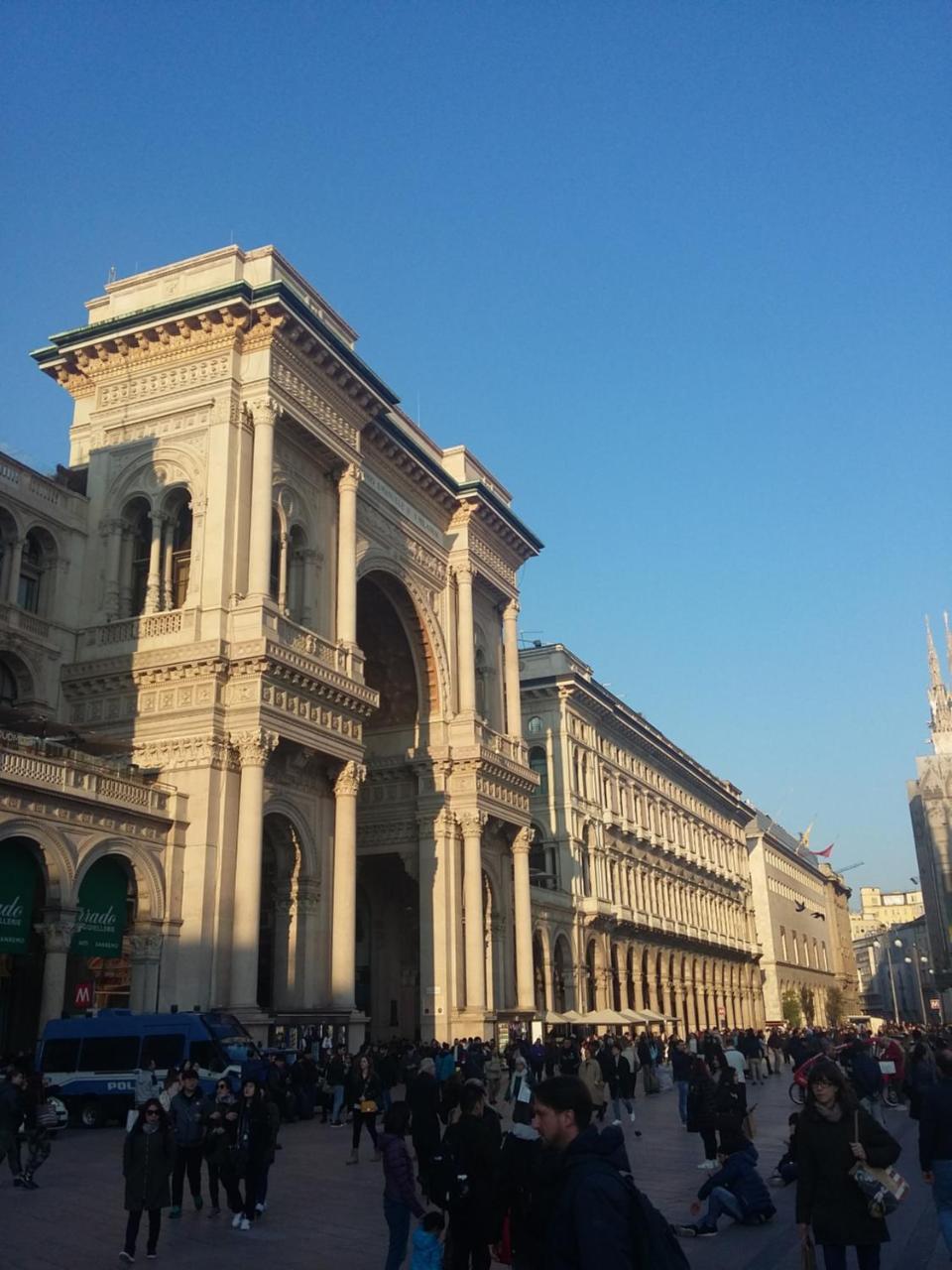 Uptoyou Milan Bagian luar foto