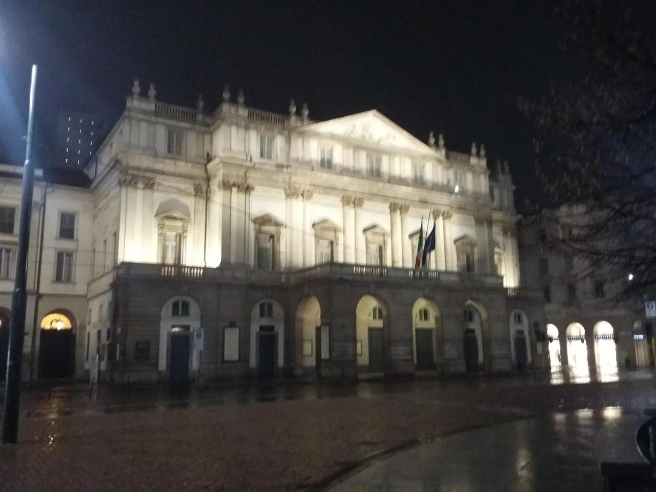 Uptoyou Milan Bagian luar foto